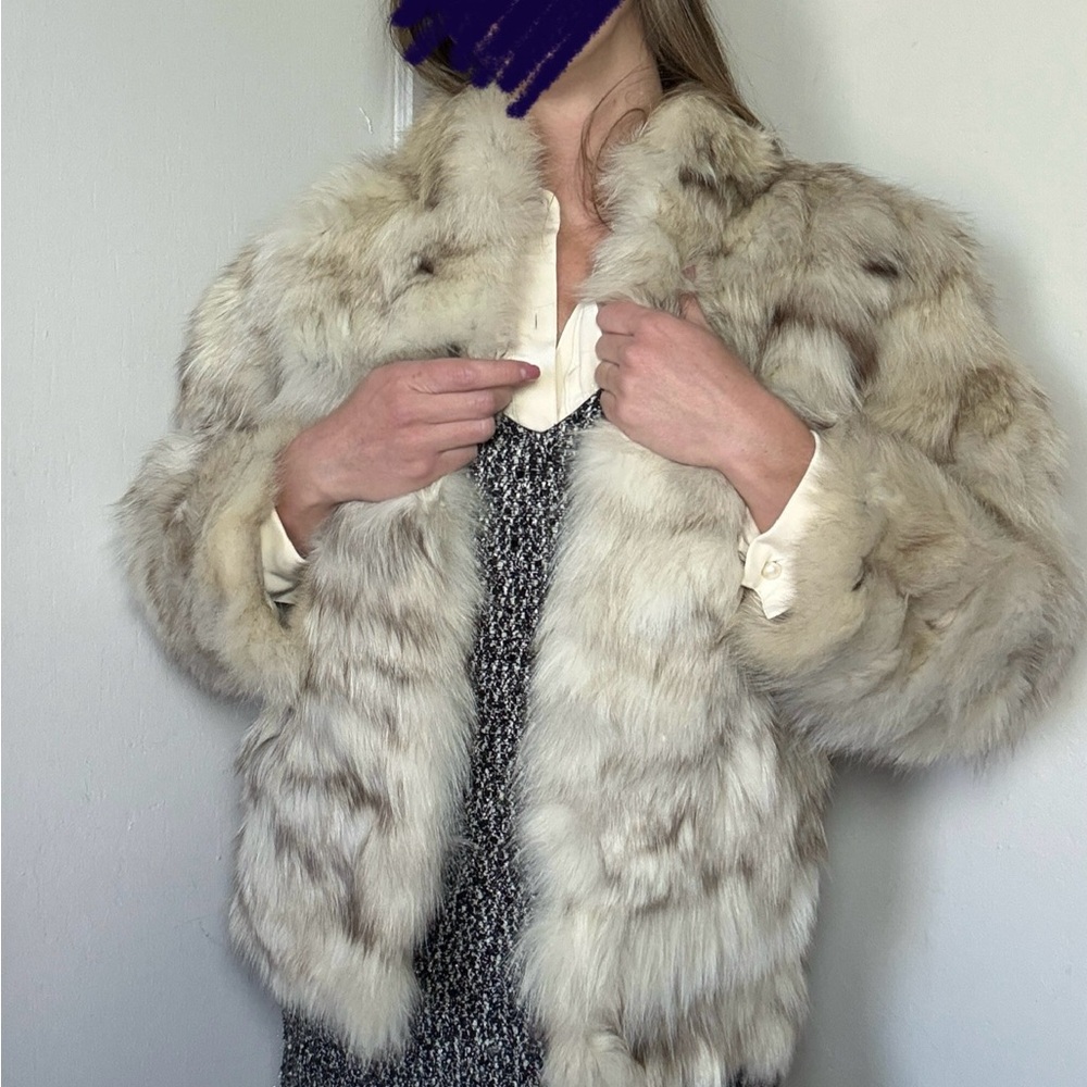 Luxurious fur coat, elegant design, great condition. Perfect for winter glam!